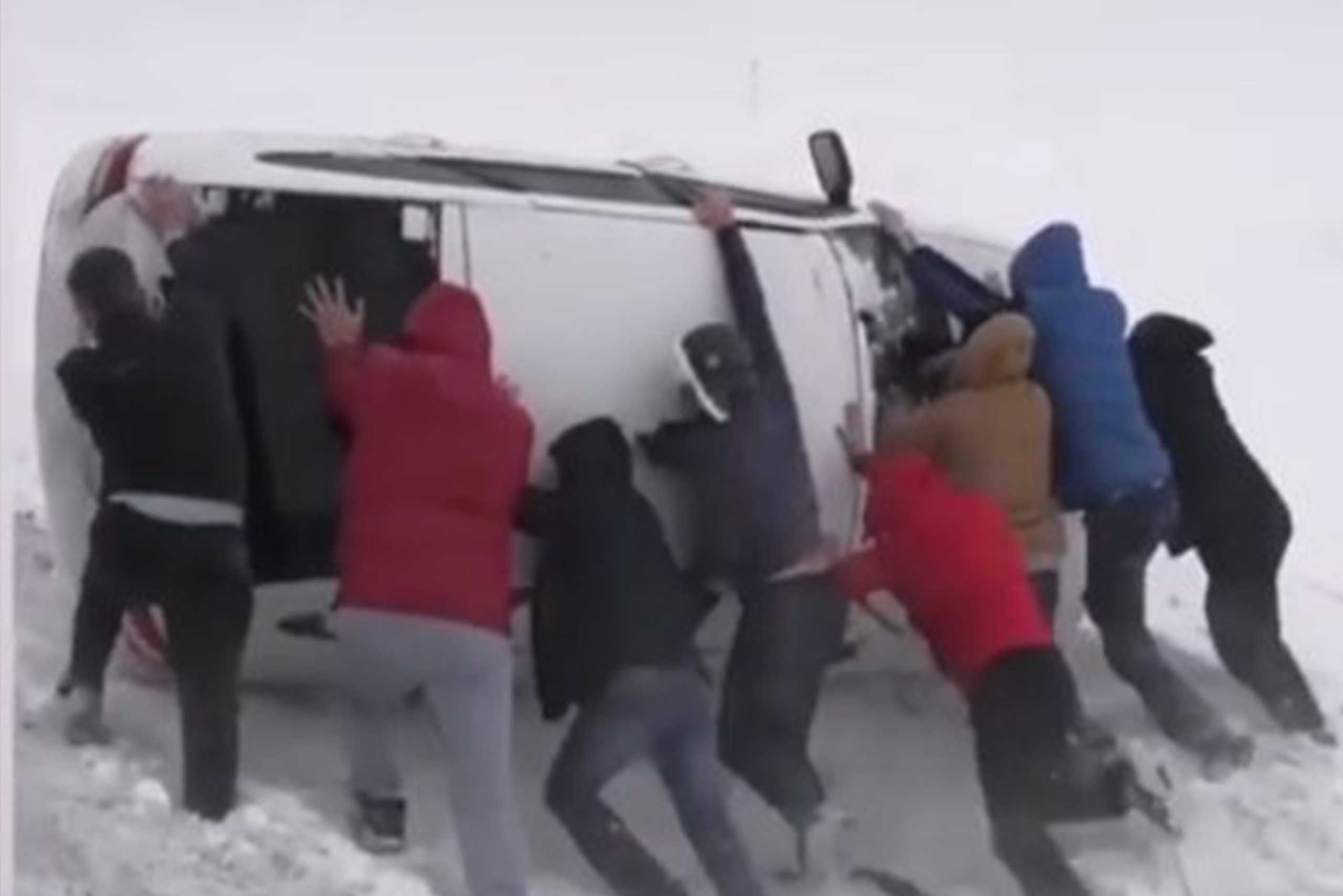 Перевернувшийся автомобиль в районе Сары