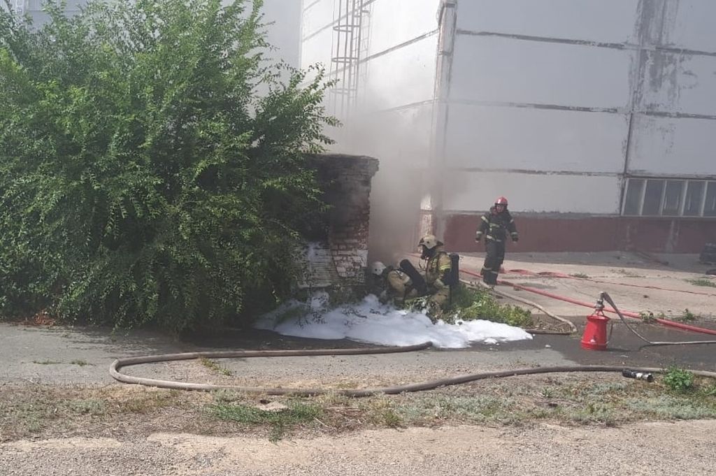 Во время тушения пожара, фото: МЧС в Оренбургской области