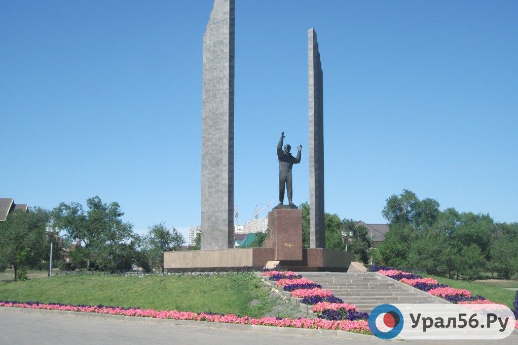  Памятник Юрию Гагарину в Оренбурге 