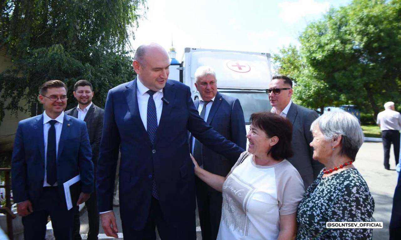 Евгений Солнцев на встрече с сельчанами. Фото тгк Евгения Солнцева