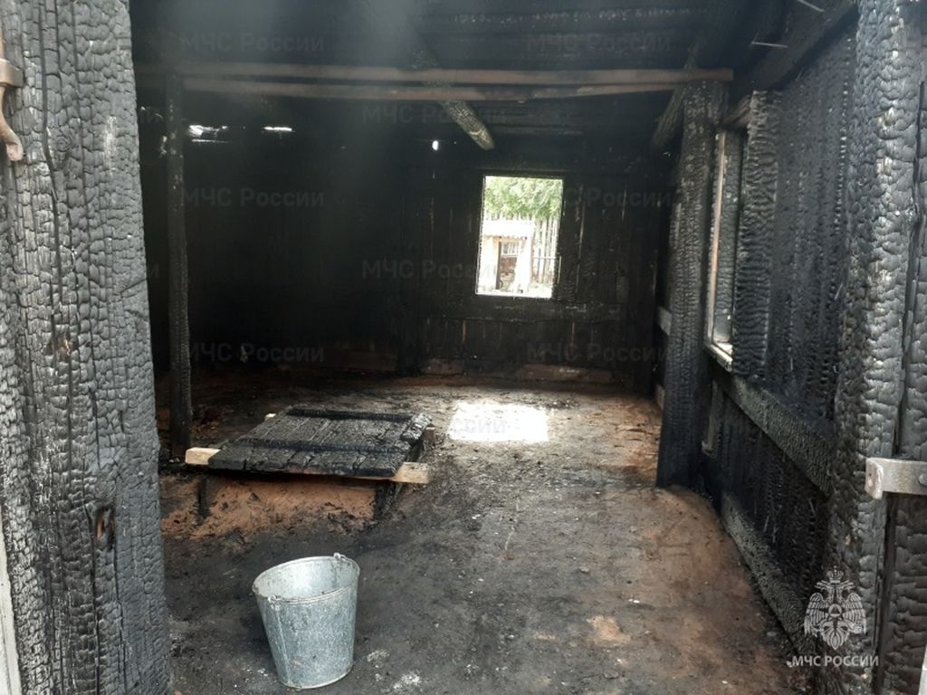 Последствия пожара, произошедшего в Сорочинске из-за детской шалости. Фото: ГУ МЧС России по Оренбургской области 