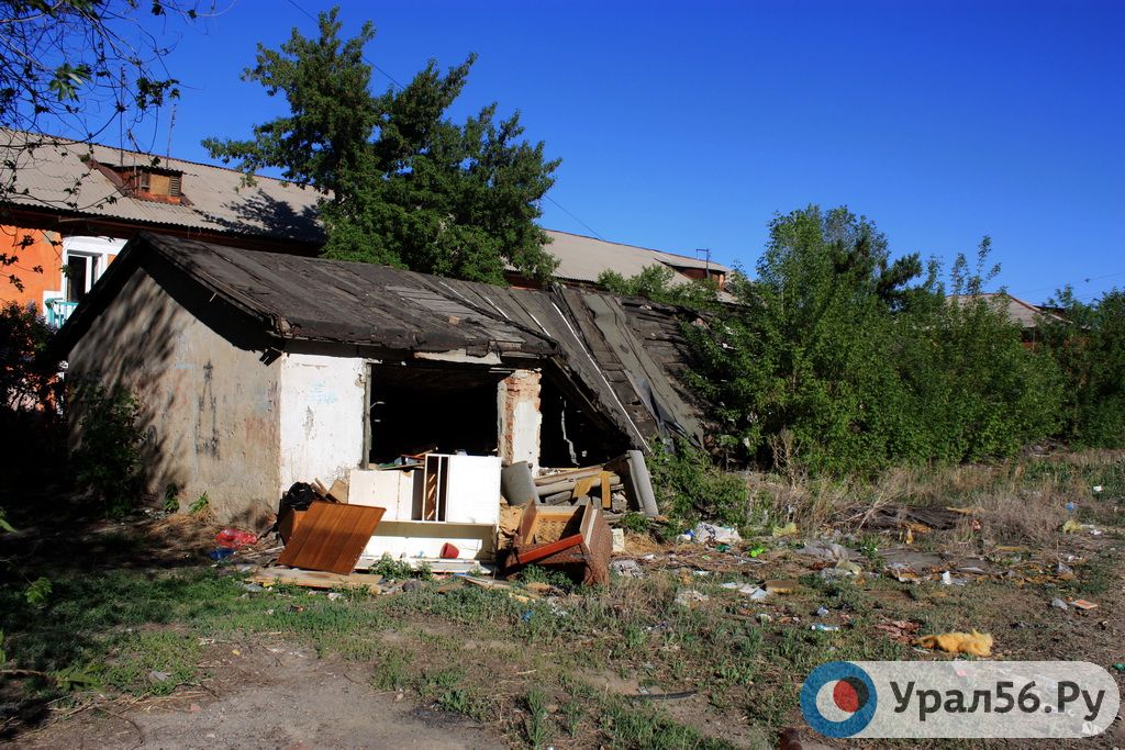 В центре Орска, в двух шагах от детских учреждений, находятся опасные развалины