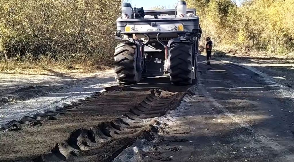 На дороге работает тяжелая техника, стоп-кадр из видеозаписи «Кувандык365»