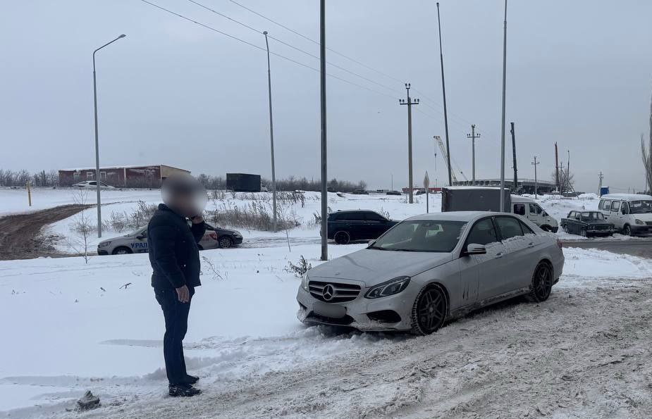 Молодой человек рядом с машиной, на которой был устроен дрифт. Фото УМВД по региону 