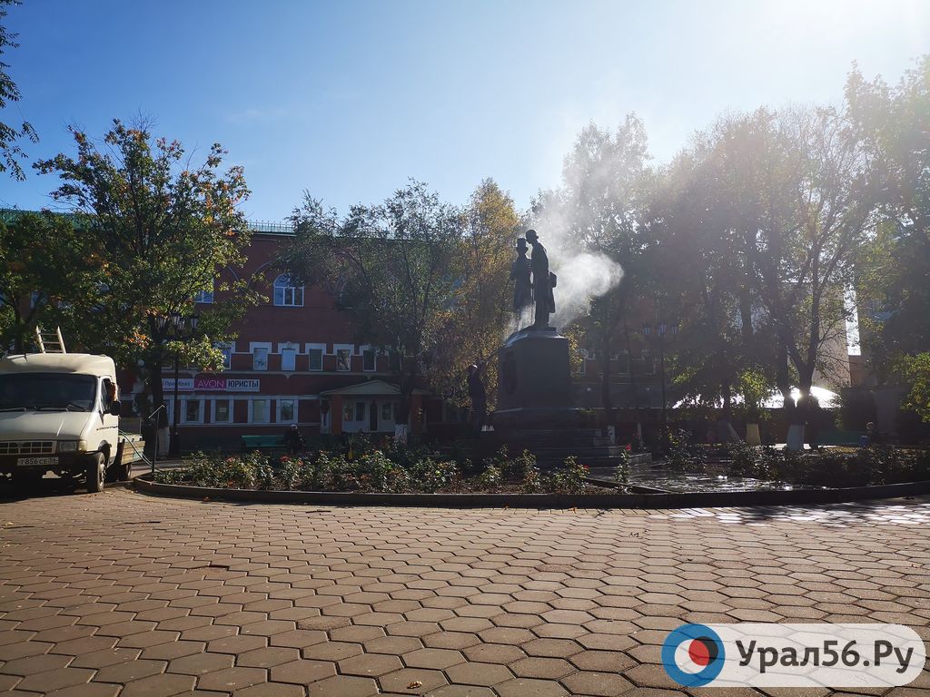 Процесс мытья памятника Пушкину и Далю в Оренбурге, сентябрь 2020 года