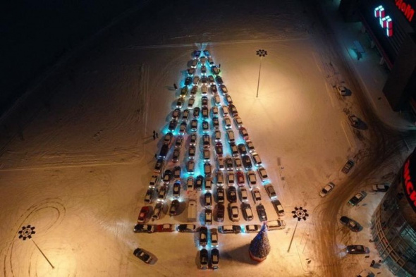 В Уфе оренбургские автомобилисты приняли участие в новогоднем флешмобе 