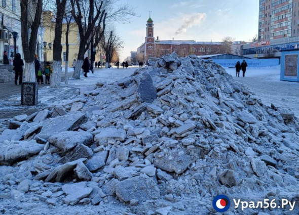 С главной улицы Оренбурга не спешат убирать снег 