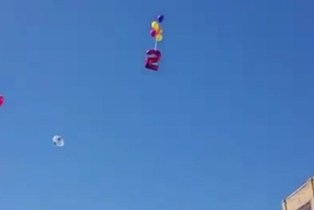 Шарик в форме двойки. Фото: скриншот с видео из соцсетей