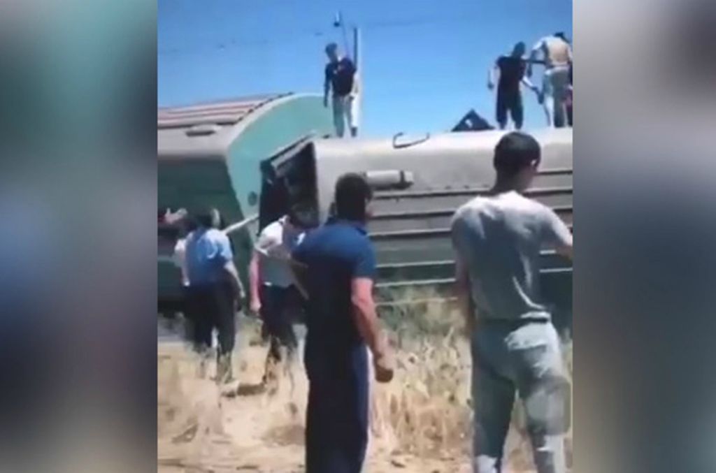 В Казахстане несколько вагонов пассажирского поезда сошли с рельсов