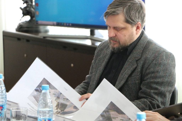 В Орске вместе со скульптором из Москвы обсудили концепцию благоустройства Комсомольской площади