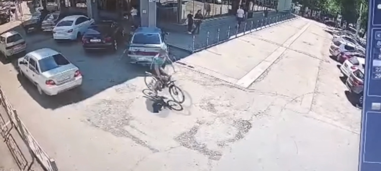 Момент кражи велосипеда. Стоп-кадр из видео УМВД по Оренбургской области 