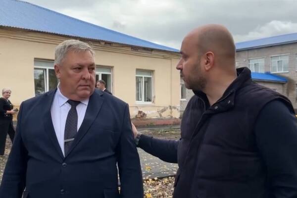 Хлопок по плечу. Источник: Стоп-кадр из видео, размещенном в соцсетях
