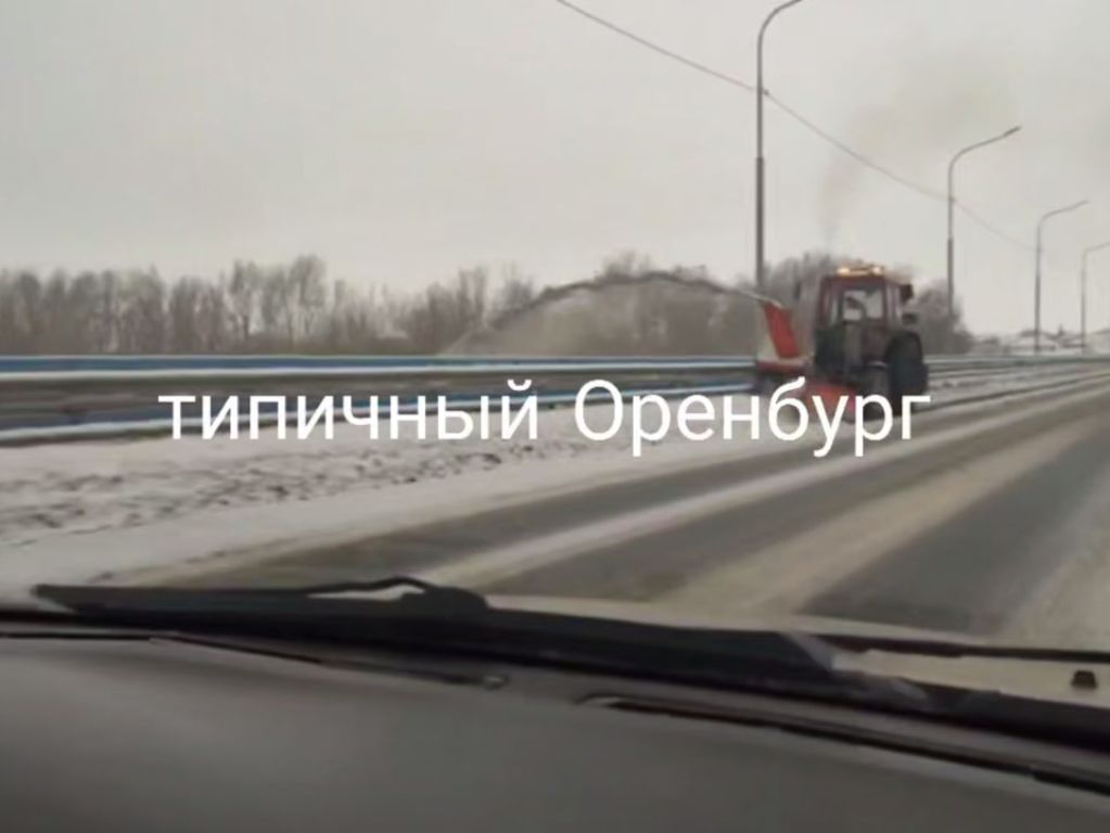 Спецтехника выбрасывает снег с дороги в реку, скрин с видео «Типичный Оренбург»