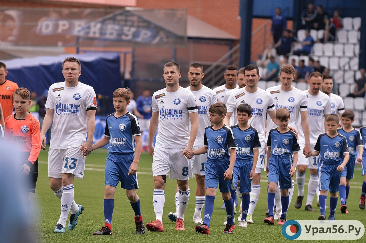 Футболисты ФК «Оренбург» выходят на поле