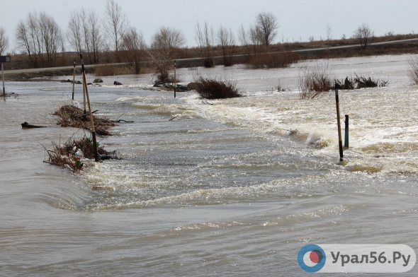 В Орске река Орь затопила низководный мост между двумя поселками