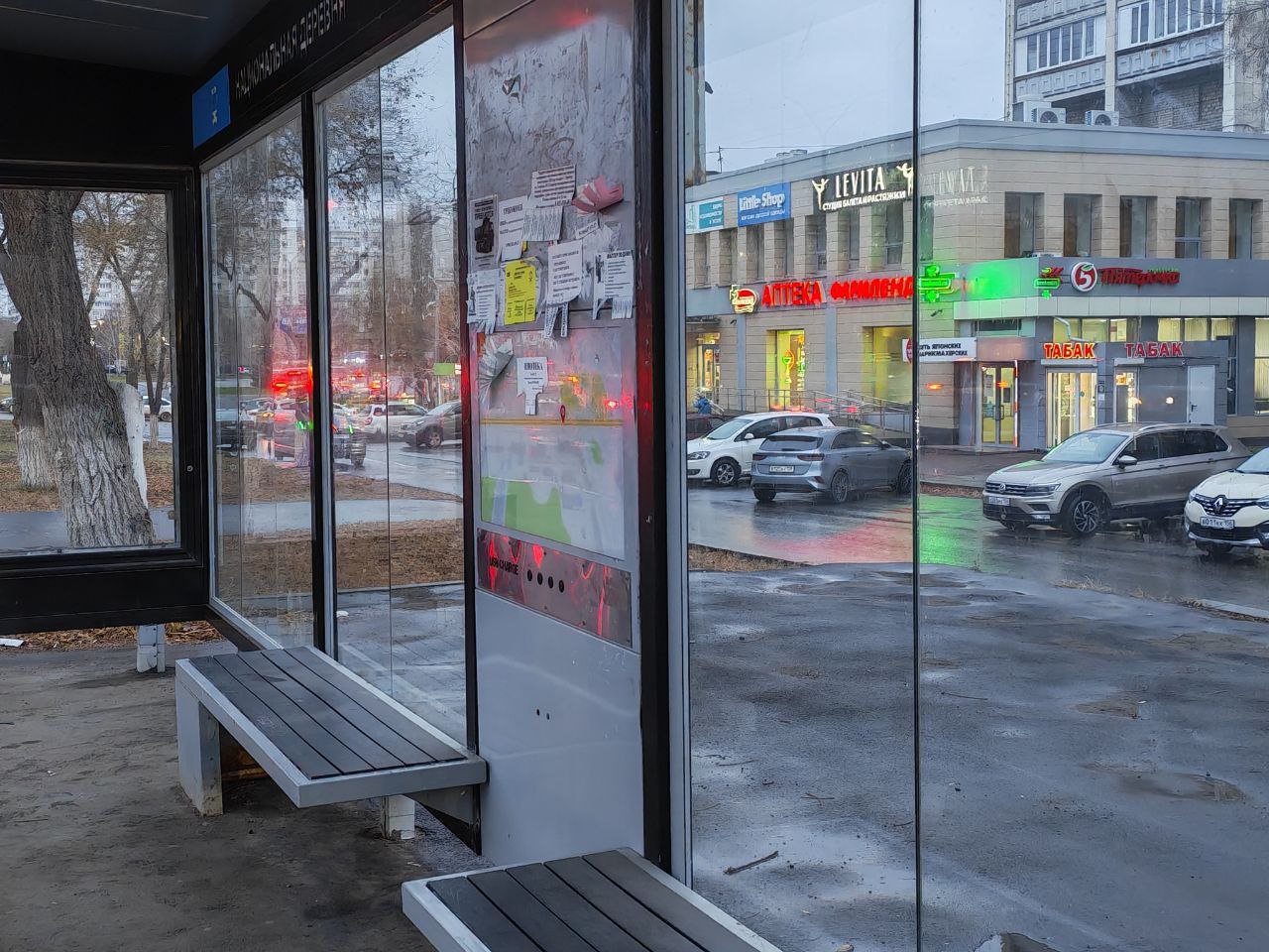 Объявления на остановке, фото: администрация Оренбурга