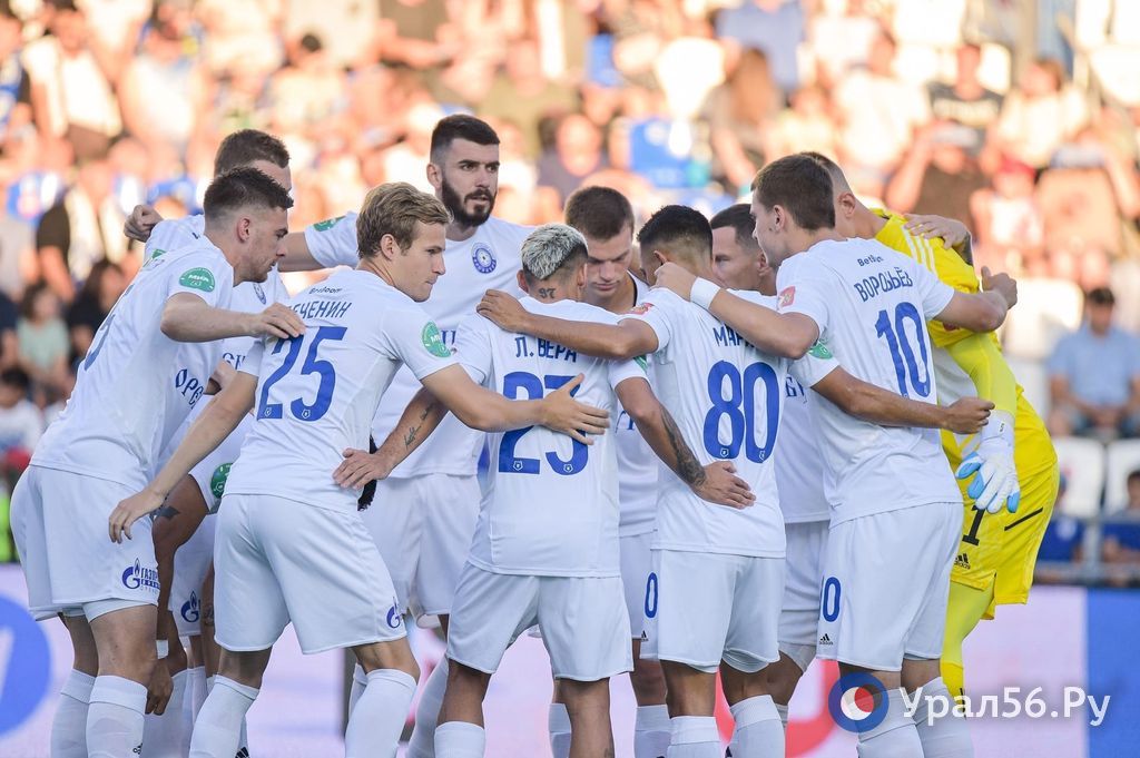 Футболисты «Оренбурга» перед матчем