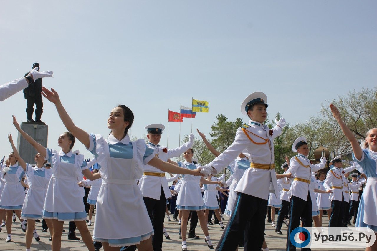 В Оренбурге на улице Советской состоялась массовая акция «Вальс Победы», 6 мая 2019 г.