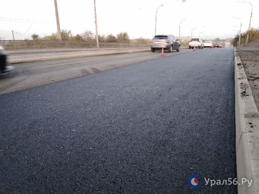Сегодня на гагаринском путепроводе в Орске начали укладывать новый временный асфальт