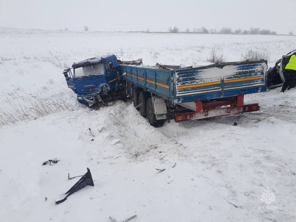 На месте ДТП в Соль-Илецком ГО. Фото: ГУ МЧС России по Оренбургской области 