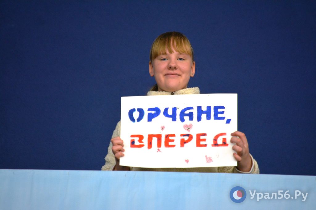 Юные болельщики во время матча