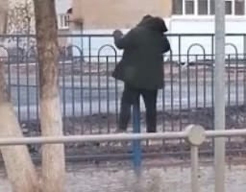 По воротам приходится оренбуржцам преодолевать лужи. Фото: ОРТ, скриншот видео