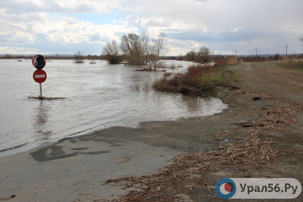 Сброс воды с ириклинского водохранилища