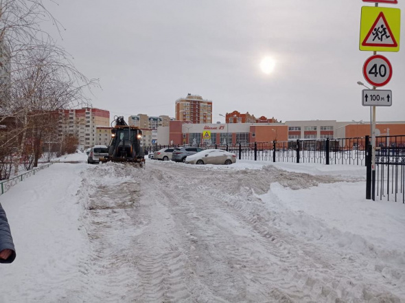 В Оренбурге ночью снег убирали 66 единиц техники