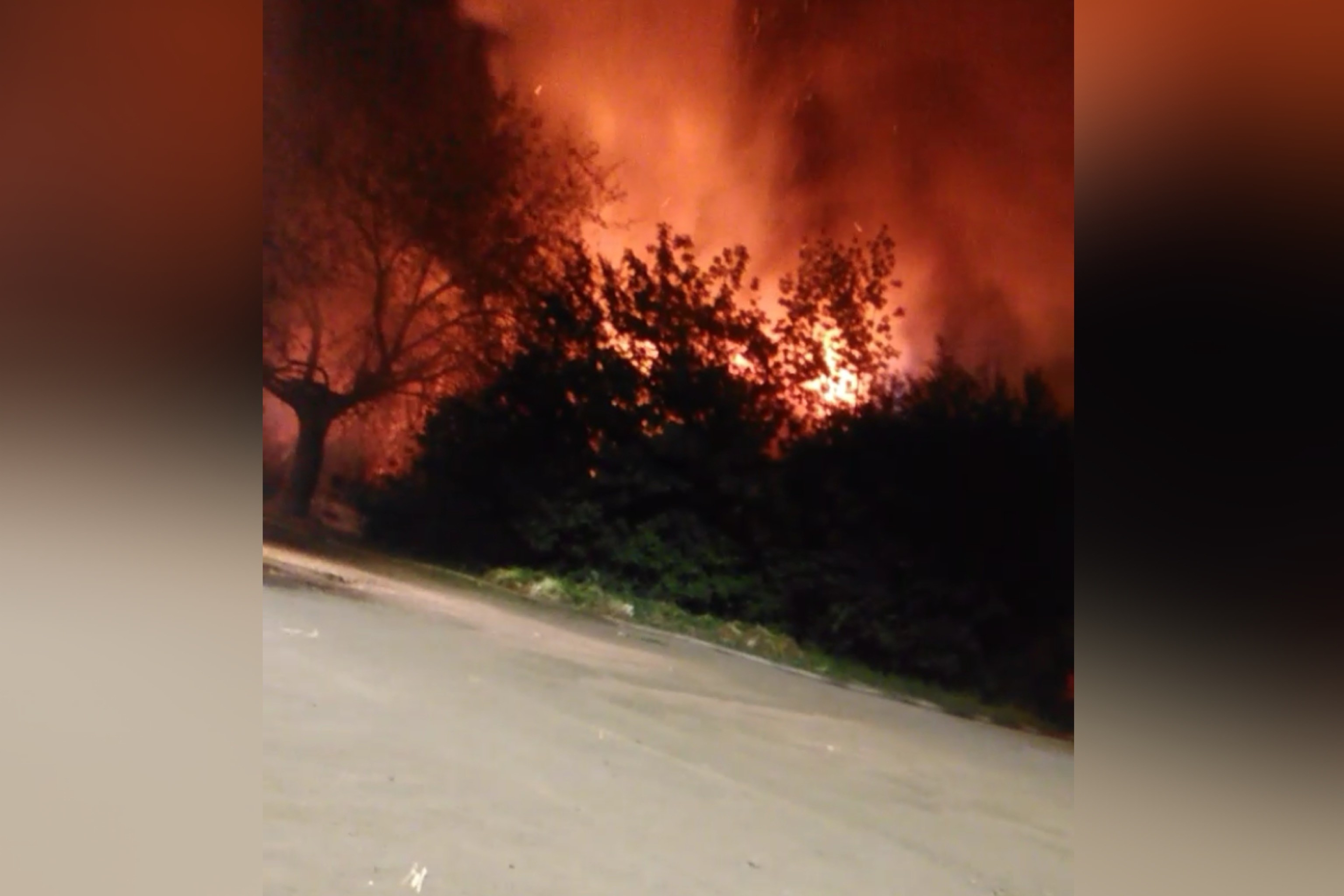 В Орске на улице Славянской сгорел дом (видео)