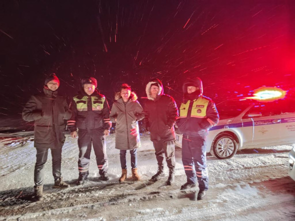 В Оренбургской области легковушка попала в снежный плен. Выбраться помогла полиция