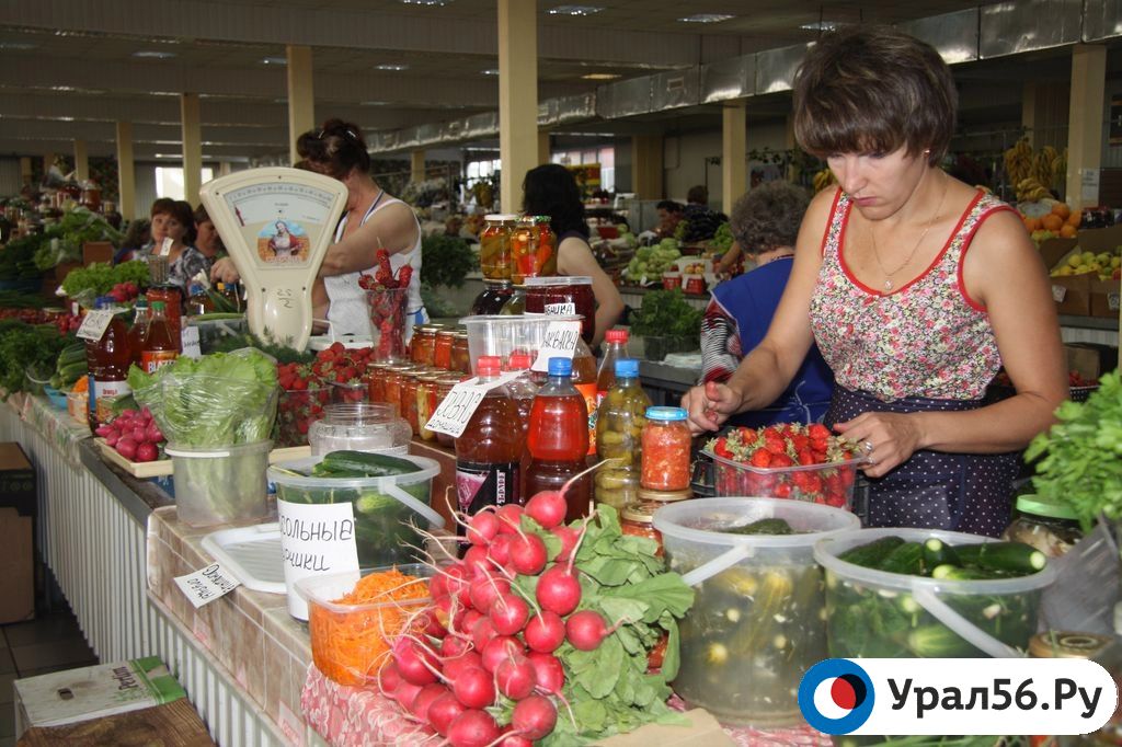 На рынке в Орске, архивное фото