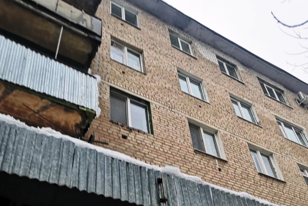 Дом № 86 на улице Восточной Оренбурга, с крыши которого упала снежная масса. Фото: СУ СК РФ по Оренбургской области