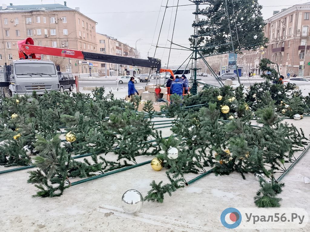Части елки, которые уже успели снять