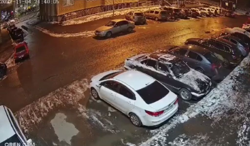 Кадр с камеры видеонаблюдения в Оренбурге. Источник: УМВД по Оренбургской области