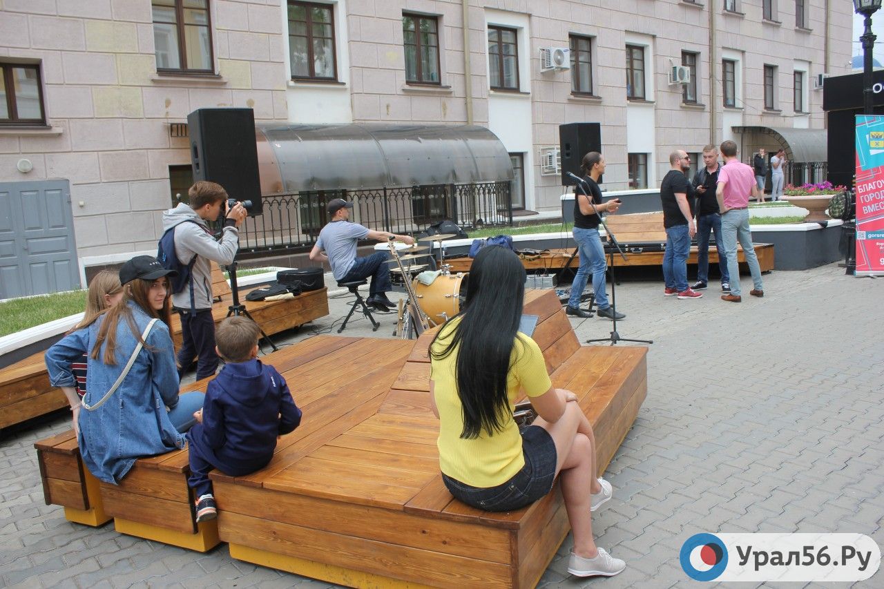 В Оренбурге открыли сквер со «скандинавскими» лавочками