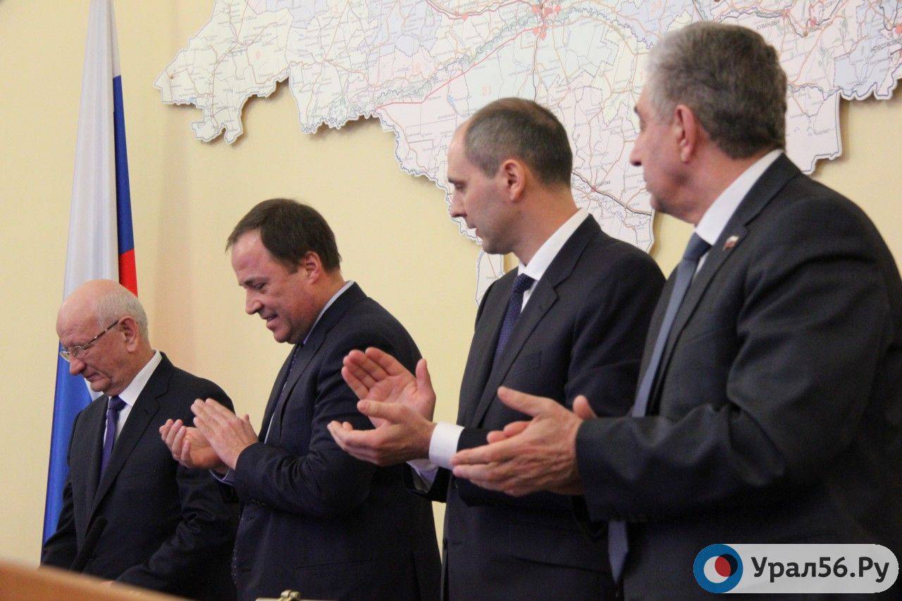 Игорь Комаров, Денис Паслер и Сергей Грачев стоя аплодируют Юрию Бергу, 22.03.2019 г.