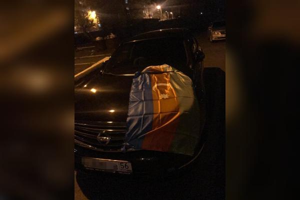 После событий в Нагорном Карабахе колонна машин с флагами Азербайджана проехала по улицам Орска (видео)