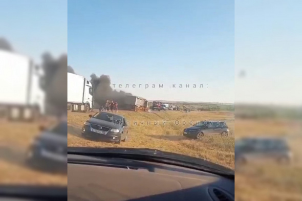 На трассе Оренбург — Самара сгорела фура (видео)