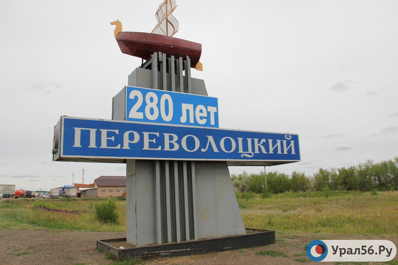 Стела на въезде в поселок