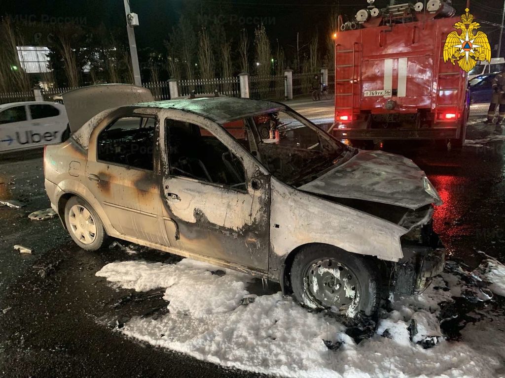 Тройное ДТП в Оренбурге. Фото: пресс-служба ГУ МЧС по Оренбургской области 