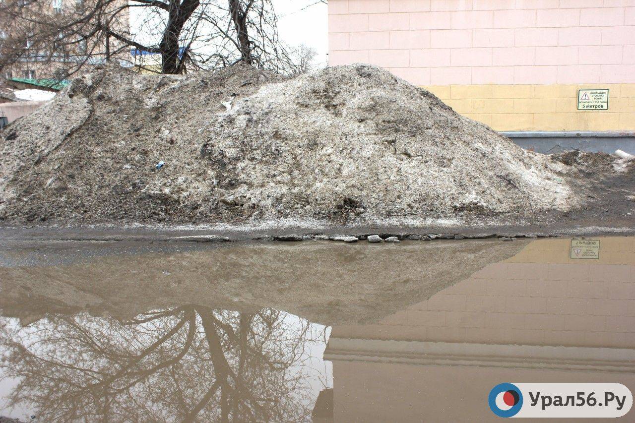 Скопление снега в центральной части Оренбурга, 22.03.2019