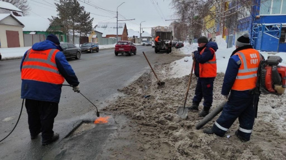 В Оренбурге на улице Туркестанской в рамках гарантийных обязательств подрядчик консервирует локальные разрушения асфальта