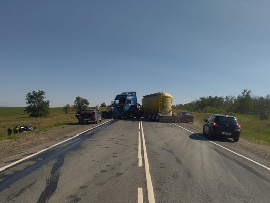Смертельное ДТП на трассе Оренбург-Уфа: грузовик Volvo столкнулся с двумя легковыми автомобилями