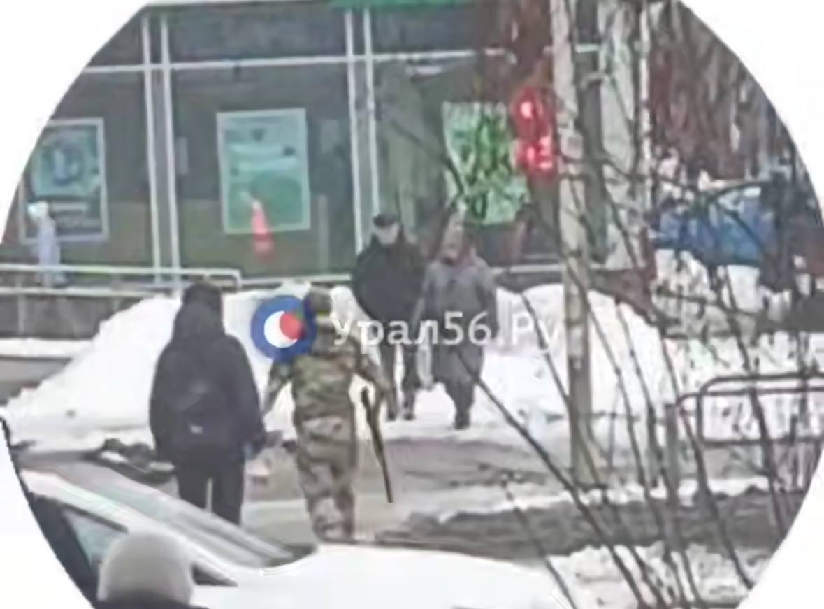 Мужчина гулял по Орску, размахивая оружием, и пугал людей (видео)