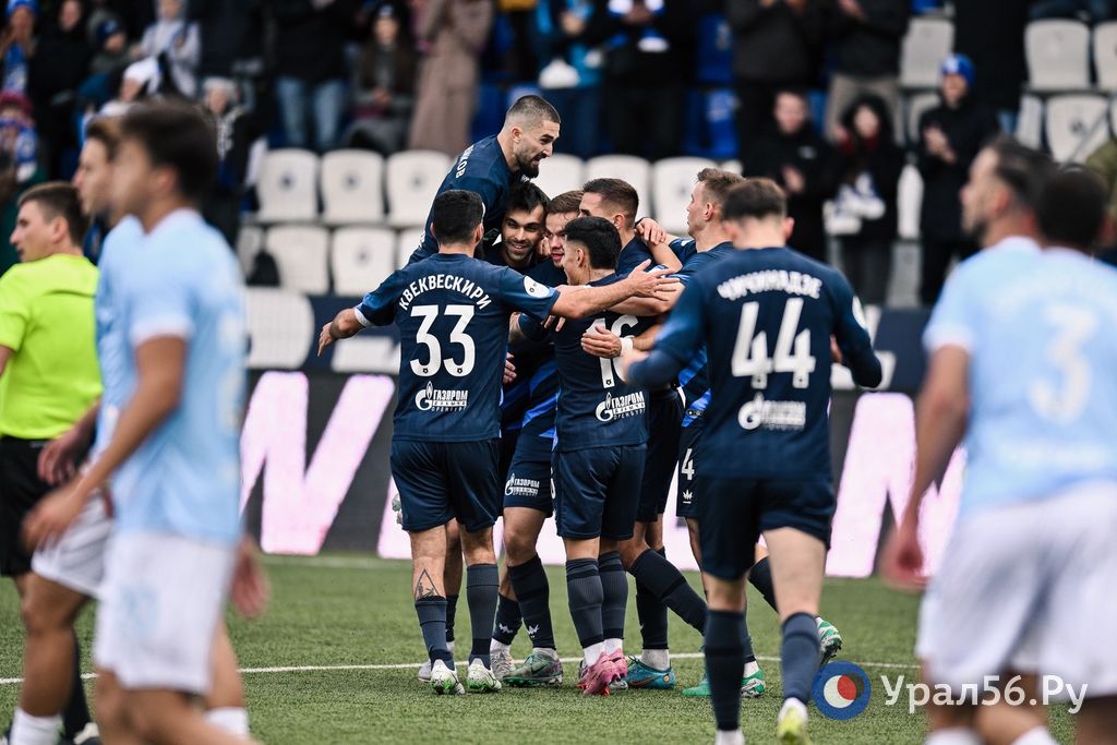 Футболисты ФК «Оренбург» празднуют забитый гол