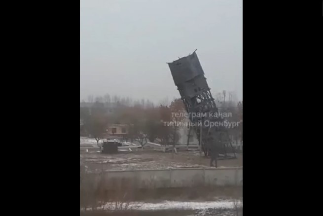 Падение водонапорной башни в поселке Кушкуль. Фото: телеграм-канал «Типичный Оренбург»