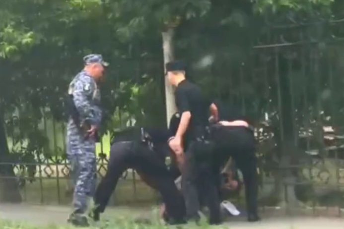 Кадр из видео задержания вооруженного мужчины. Видео: «UTV»