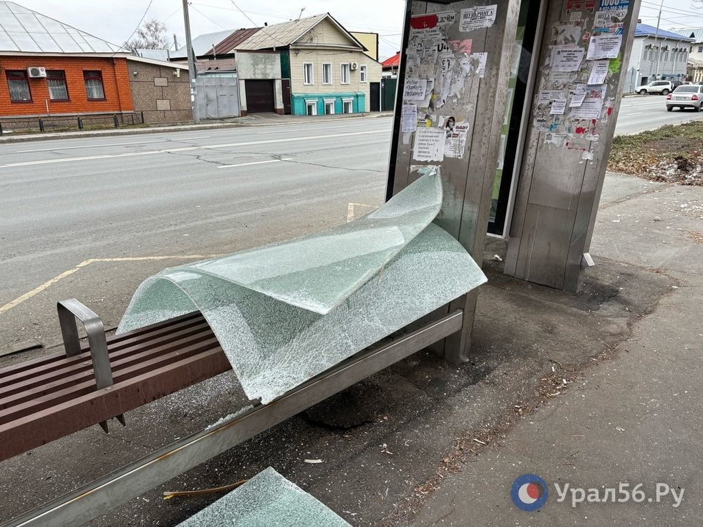 Разрушенная остановка в Оренбурге, фото из архива
