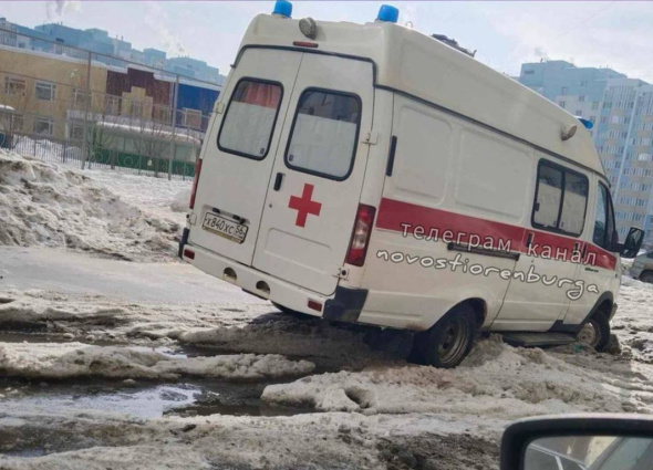 Проблема никуда не делась: в Оренбурге еще одна машина скорой помощи застряла в снежной колее 