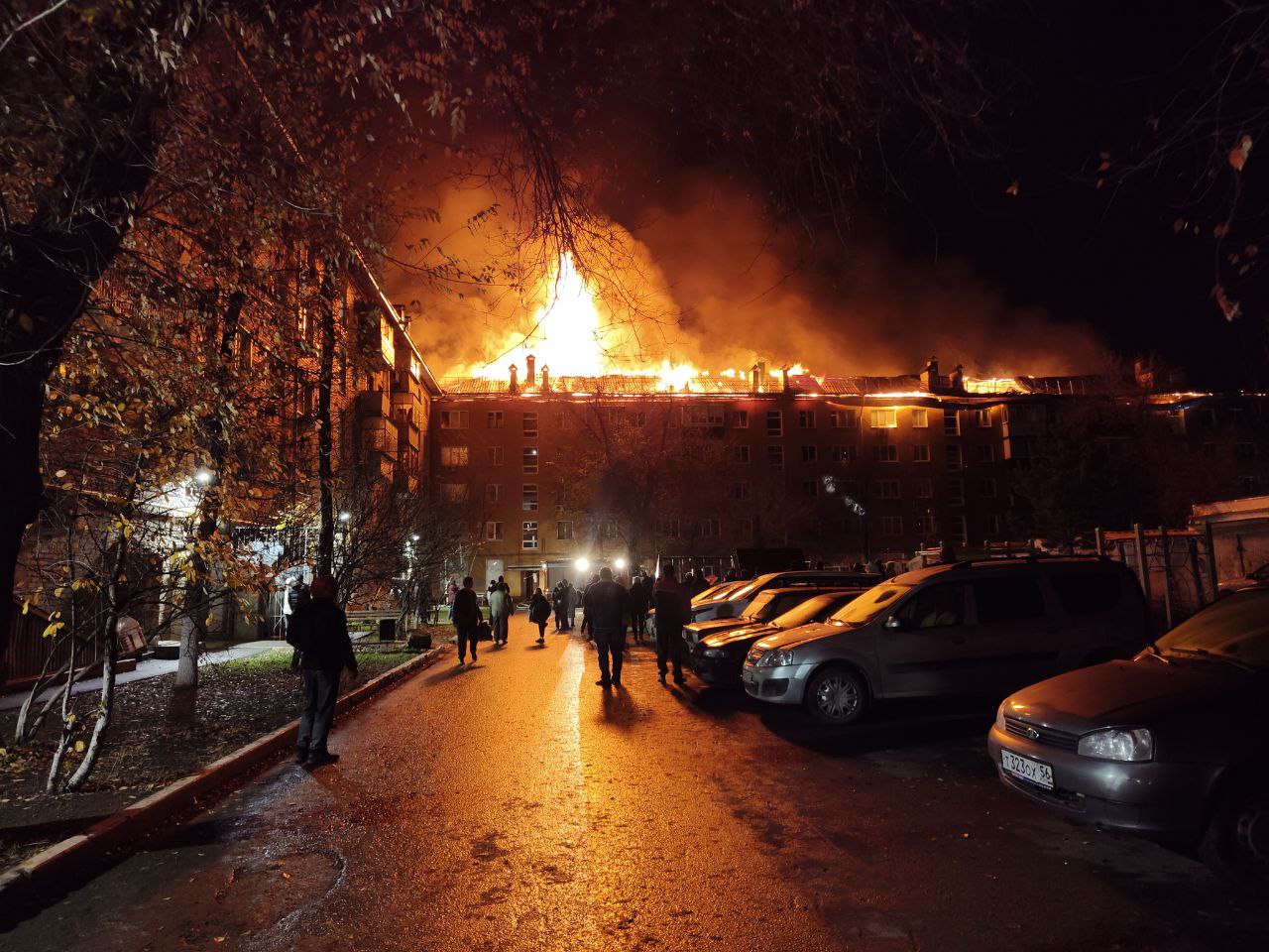 Сильнейший пожар в Оренбурге: полыхает крыша многоквартирного жилого дома, все жильцы эвакуированы